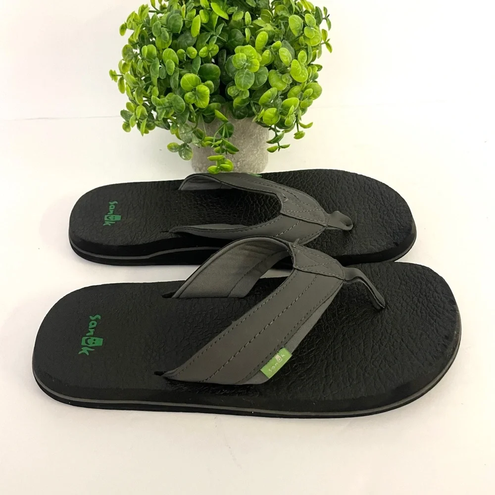 Sanuk Men’s Gray Flip Flops Size 8